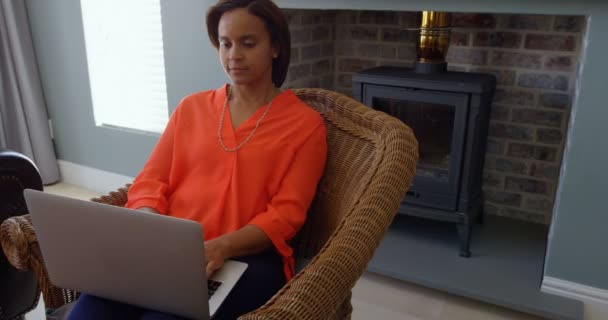 Frontansicht Einer Schwarzen Frau Die Hause Wohnzimmer Laptop Arbeitet Schwarze — Stockvideo