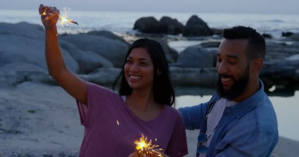 Feliz Jovem Casal Mestiço Divertindo Com Faíscas Praia Casal Mestiço — Vídeo de Stock