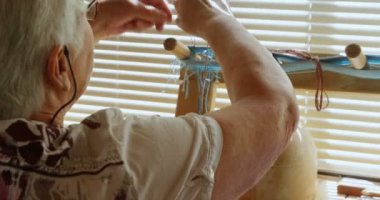 Dikiz hazırlama ve el dokuma tezgahı makinesi bir atölyede duran eski beyaz kadın kıdemli. O iş parçacığı inkle dokuma tezgâhı 4 k kaydırma