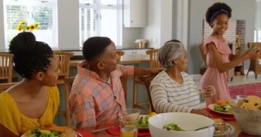 Evde selfie woth cep telefonu alarak çoklu nesil aile. 4 k yemek masada oturan çok nesil aile