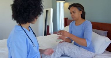 Karışık ırk kadın evde kulağına işitme cihazı ekleme. Kadın doktor olgun kadına 4 k arıyorsunuz