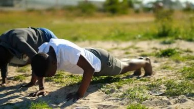 Push up için pratik oyun çocuklar başlamadan önce. Çocuklar oyun alanında hazırlanıyor