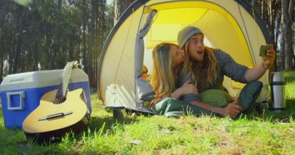 Ungt Par Att Klicka Selfie Med Mobiltelefon Tält Par Camping — Stockvideo