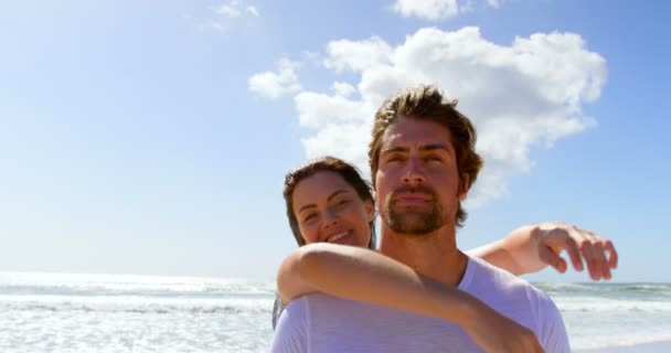 Vista Frontal Joven Pareja Caucásica Divirtiéndose Playa Día Soleado Están — Vídeos de Stock