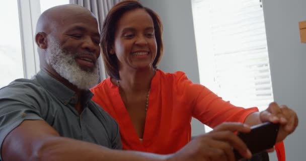 Olgun Siyah Çift Tıklayarak Selfie Rahat Bir Içinde Hareket Eden — Stok video