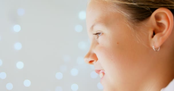 Retrato Una Niña Feliz Chica Sonriendo Mientras Mira Cámara — Vídeos de Stock