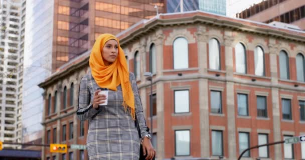 Vorderansicht Einer Jungen Asiatin Hijab Die Der Stadt Steht Nachdenklich — Stockvideo