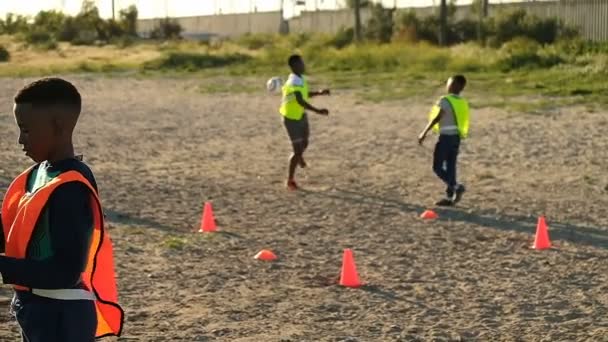 Rapaz Usar Tablet Digital Recreio Jogadores Jogando Segundo Plano — Vídeo de Stock