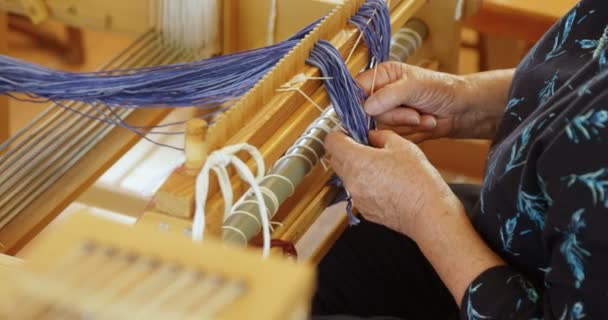 워크숍에 Handloom 기계에 앉아의 스레드를 배치는 — 비디오