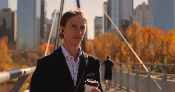 Homem Tomando Café Enquanto Estava Ponte Cityscape Fundo — Vídeo de Stock