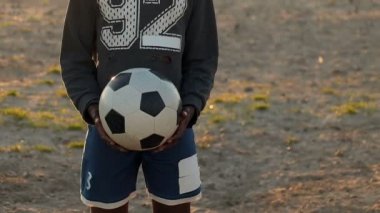 Çocuğu yere Futbol oynamaktan rahat. Çocuk futbol kafasına atıyor