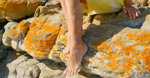 Genç Beyaz Bir Kadın Rahatlatıcı Önden Görünümü Kaya Plajı Nda — Stok video