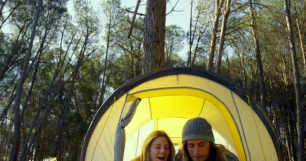 Casal Jovem Discutindo Por Telefone Celular Tenda Casal Deitado Tenda — Vídeo de Stock