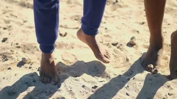 Sección Baja Del Chico Con Los Pies Descalzos Niño Practicando — Vídeo de stock