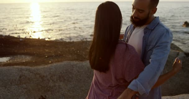 Romantische Jong Gemengd Ras Paar Omhelzen Elkaar Het Strand Romantische — Stockvideo