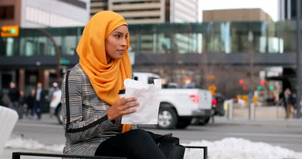 Boční Pohled Mladé Asijské Ženy Hidžábu Jíst Jídlo Městě Dívá — Stock video