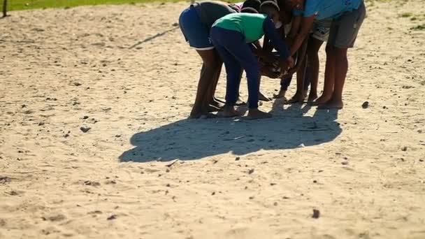 Los Jugadores Paran Juntos Lanzan Fútbol Aire Jugadores Jugando Suelo — Vídeo de stock