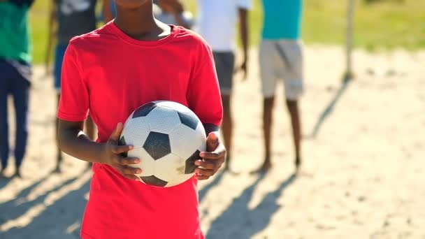 Игроки Счастливы Шумят Земле Мальчик Держит Руке Футбол — стоковое видео