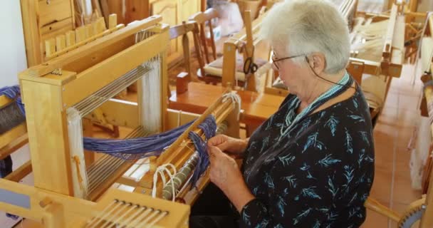Side View Old Caucasian Senior Woman Preparing Sitting Hand Loom — Stock Video
