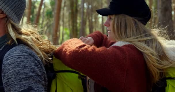 Młoda Para Camping Lesie Słoneczny Dzień Kobieta Sprawdzanie Worek Człowiek — Wideo stockowe