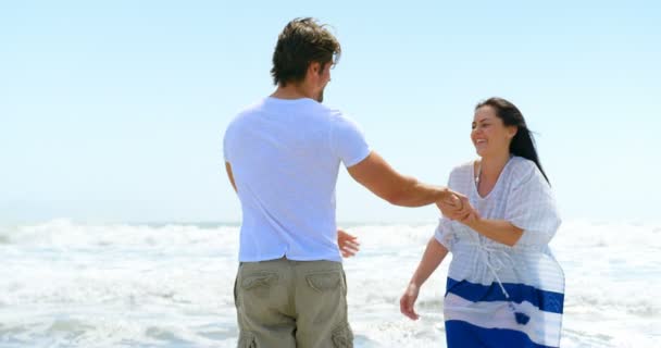 Cámara Lenta Feliz Joven Caucásico Pareja Mano Mano Playa — Vídeos de Stock