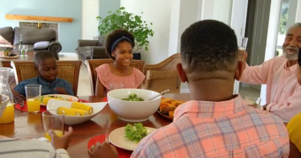 Feliz Corrida Mista Multi Geração Família Brindar Copos Suco Mesa — Vídeo de Stock