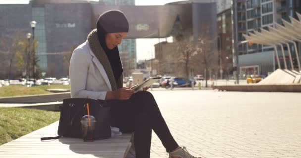 Vista Lateral Joven Mujer Asiática Hijab Usando Tableta Digital Ciudad — Vídeo de stock