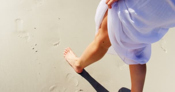 Bassa Sezione Donna Piedi Sulla Spiaggia Sta Camminando Piedi Nudi — Video Stock