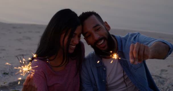 Gelukkig Jong Gemengd Ras Paar Plezier Met Wonderkaarsen Strand Gemengd — Stockvideo