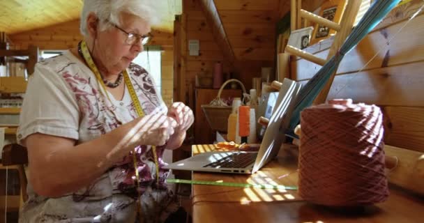 Side View Old Caucasian Senior Woman Working Laptop Workshop She — Stock Video