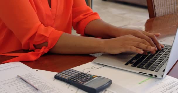 Parte Média Mulher Trabalhando Laptop Mesa Casa Calculadora Documentos Mesa — Vídeo de Stock