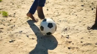 Toprağa futbol oynayan oyuncu. Çocuk spor zemin topu tekmeleme