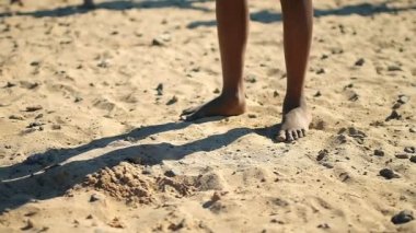 Yalınayak çocukla düşük bölümü. Oynamadan önce pratik çocuk