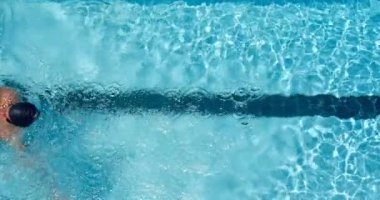 Erkek yüzücü içinde Kapalı Yüzme Havuzu. Geriye 4 k Yüzme adam