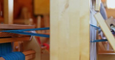 Eski beyaz kadın bir atölyede el dokuma makinesinde bez dokuma kıdemli orta bölümü. Pamuk iplik 4 k kullanıyor