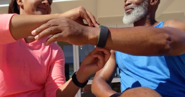Visão Frontal Mulher Negra Madura Ajudando Homem Usar Faixa Fitness — Vídeo de Stock