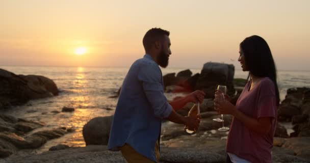 Blandad Ras Par Champagne Stående Klippa Vid Stranden Blandad Ras — Stockvideo