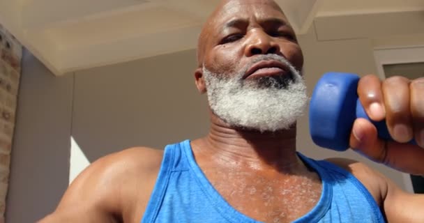 Χαμηλή Γωνία Θέα Αποφασισμένη Ώριμη Μαύρο Άνδρα Άσκηση Στο Κατώφλι — Αρχείο Βίντεο