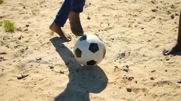 Gracz Gry Piłkę Nożną Ziemi Chłopiec Kopie Piłkę Boisku — Wideo stockowe