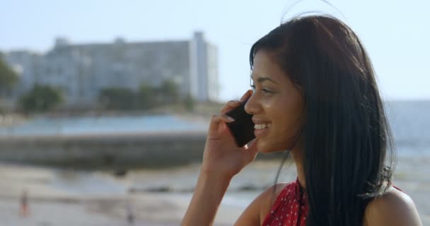 Cep Telefonu Üzerinde Konuşurken Mutlu Karışık Irk Kadın Yan Görünüm — Stok video