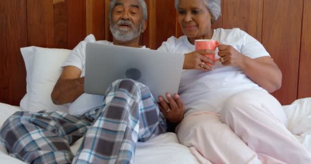 Vista Frontal Pareja Adulta Haciendo Videollamada Tableta Digital Casa Están — Vídeos de Stock