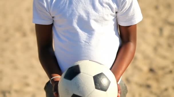 地面にサッカーで遊ぶ少年 少年は サッカーに頭を打つ — ストック動画