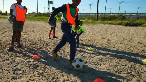 遊び場で遊んでの選手 少年サッカーの彼の足を蹴る — ストック動画