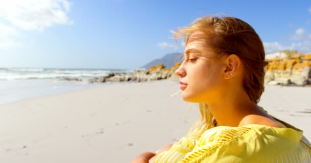 Gros Plan Jeune Femme Caucasienne Assise Sur Sable Regardant Loin — Video