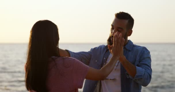 Feliz Pareja Mestizos Tomados Mano Playa Pareja Romántica Pie Playa — Vídeo de stock