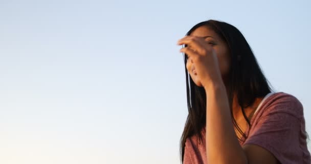 Femme Métissée Réfléchie Assise Sur Rocher Plage Pendant Coucher Soleil — Video