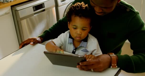 Μεγάλη Γωνία Προβολής Νεαρό Μαύρο Πατέρα Και Γιου Χρησιμοποιώντας Ψηφιακό — Αρχείο Βίντεο