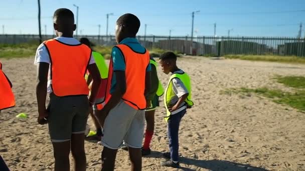 Toprağa Futbol Oynayan Oyuncu Çocuk Spor Zemin Topu Tekmeleme — Stok video