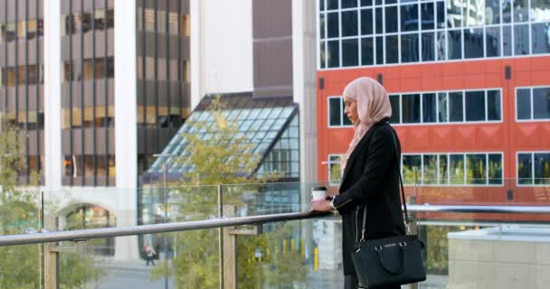 Seitenansicht Einer Jungen Asiatin Hijab Die Der Stadt Steht Nachdenklich — Stockvideo