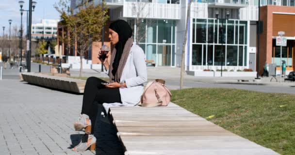 Vista Lateral Joven Mujer Asiática Hijab Utilizando Teléfono Móvil Ciudad — Vídeo de stock